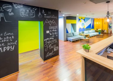 Yurt yatakhanesinin resepsiyonu.