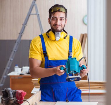 Atölyede çalışan marangoz.