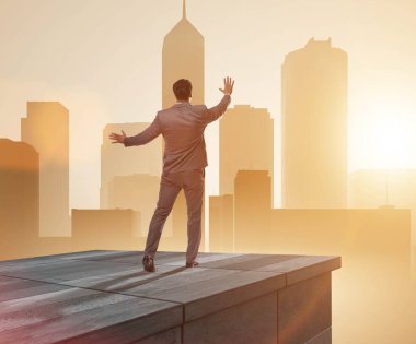 İş adamı iş konseptinde yeni zorluklara hazır