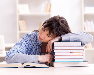 Eğitim konseptinde genç bayan öğrenci