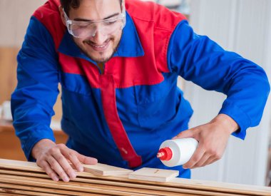 Tamirci, boyayla uğraşan marangoz.