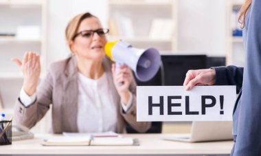 Kızgın patron, kötü performansı yüzünden çalışanı kovuyor.