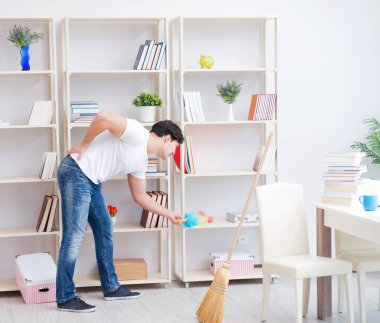 Evini temizleyen adam.