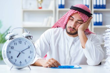 Ofiste çalışan Arap işadamı bir Pi ile evrak işi yapıyor.