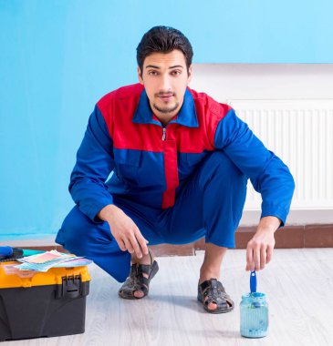 Genç adam evini yeniliyor.