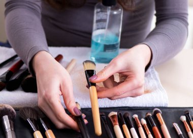 Makyaj sanatçısı fırçaları işe hazırlıyor