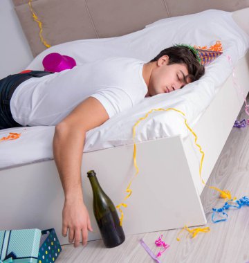 Çılgın Noel partisinden sonra gelen genç adam.