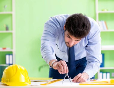 Projede çalışan genç erkek mimar.
