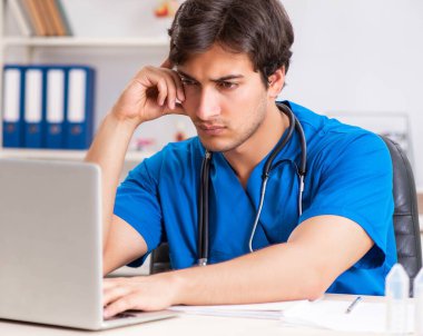 Hastanede çalışan genç bir doktor.