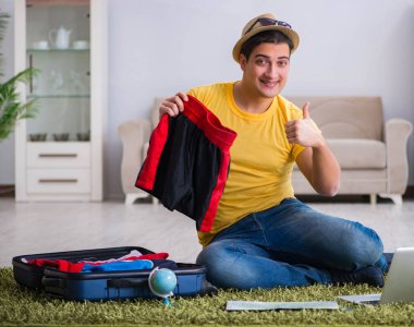 Tatil gezisini haritayla planlayan adam