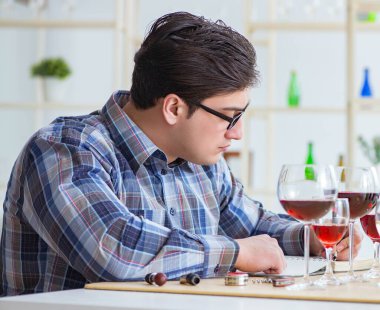 Profesyonel şarap garsonu kırmızı şarap tadıyor.