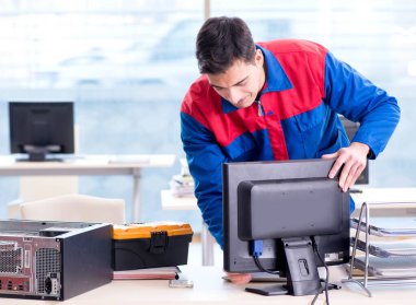 Bilgisayar tamir uzmanı bilgisayar masaüstünü onarıyor