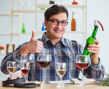 Profesyonel şarap garsonu kırmızı şarap tadıyor.