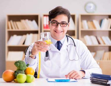 Bilim adamı çeşitli gıdalarda besin araştırması yapıyor