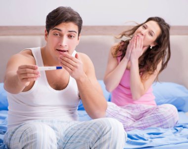 Hamilelik testi sonuçları olan genç bir aile