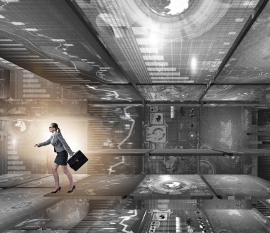 Veri yönetimi kavramında yürüyen iş kadını