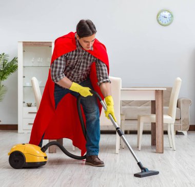 Süper kahraman temizleyicisi evde çalışıyor.