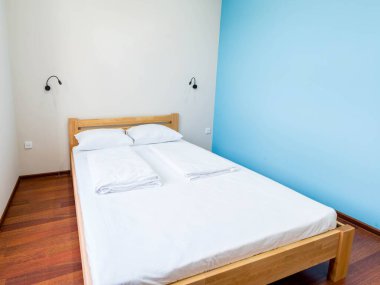 Otelde çift kişilik yatak.