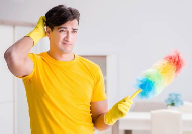 Genç adam evde iş yapıyor.