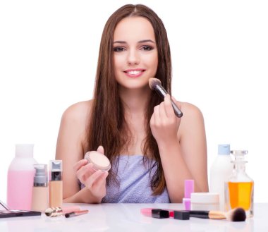 Beyaz tenli, güzel makyajlı genç bir kadın.