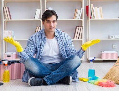 Adam evi temizliyor.