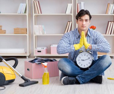 Adam evi temizliyor.