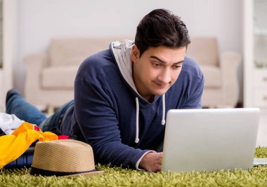 Tatil gezisini haritayla planlayan adam