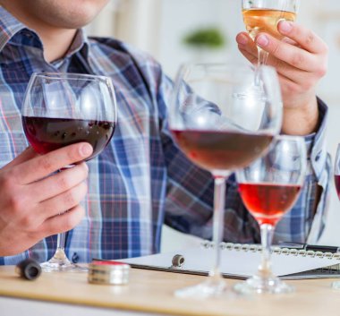 Profesyonel şarap garsonu kırmızı şarap tadıyor.