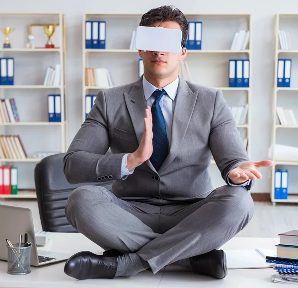 Επιχειρηματίας σε εικονική πραγματικότητα γυαλιά VR διαλογισμό στο γραφείο κορυφή — Φωτογραφία Αρχείου