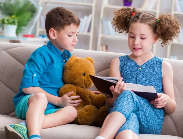 Twee kinderen die thuis boeken lezen — Stockfoto