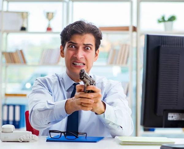 Θυμωμένος επιχειρηματίας με όπλο που σκέφτεται να αυτοκτονήσει. — Φωτογραφία Αρχείου
