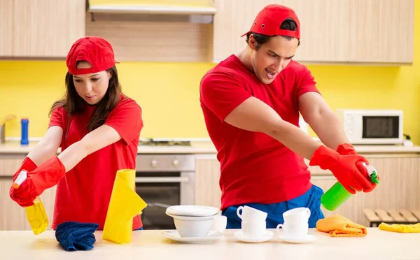 Empreiteiros profissionais de limpeza que trabalham na cozinha — Fotografia de Stock