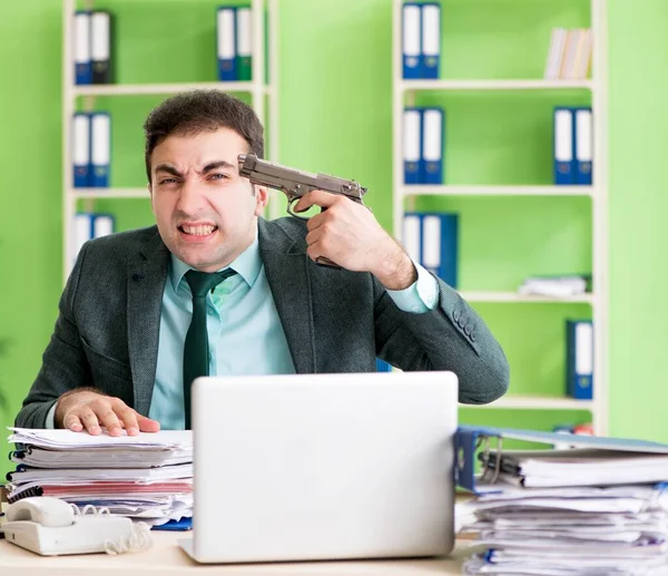 Empresário irritado com excesso de trabalho sentado no escritório — Fotografia de Stock