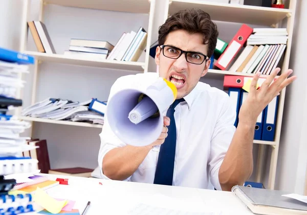 Занятой разочарованный бизнесмен злится в офисе — стоковое фото