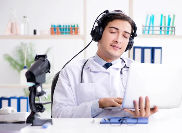 Ευτυχισμένος ενθουσιασμένος γιατρός ακούγοντας μουσική κατά τη διάρκεια του διαλείμματος στο ho — Φωτογραφία Αρχείου