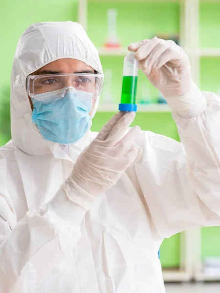 Chemicus werkt in het lab aan nieuw experiment — Stockfoto