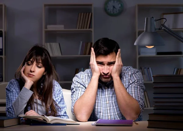 Due studenti che studiano fino a tarda notte — Foto Stock