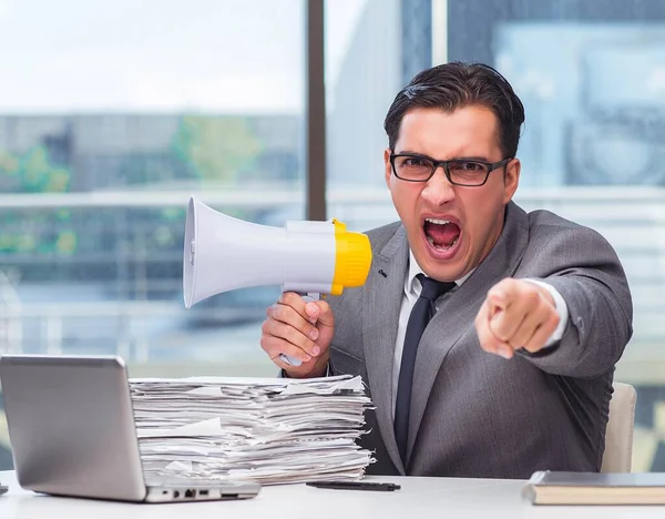 O empresário irritado com alto-falante no escritório — Fotografia de Stock