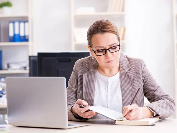 Zakenvrouw werknemer werkzaam in het kantoor — Stockfoto