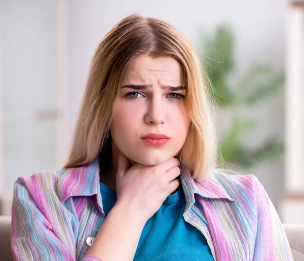 Mujer joven sufriendo de dolor de garganta dolor — Foto de Stock