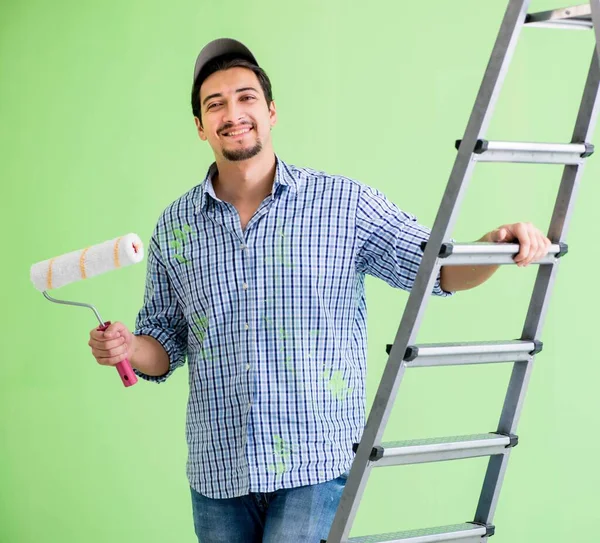 Jovem pintor fazendo renovação em casa — Fotografia de Stock