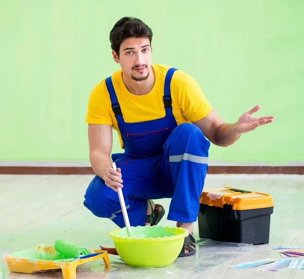 Jovem fazendo renovação em casa — Fotografia de Stock