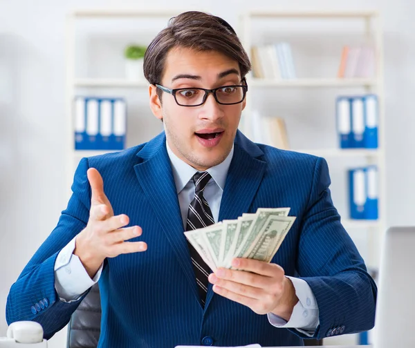 Biznesmen otrzymujący wynagrodzenie i premię — Zdjęcie stockowe