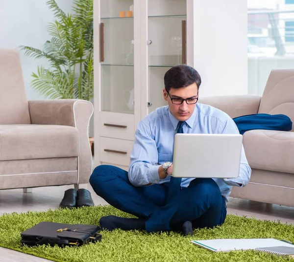 Homme d'affaires prendre le travail à la maison et faire des heures supplémentaires — Photo