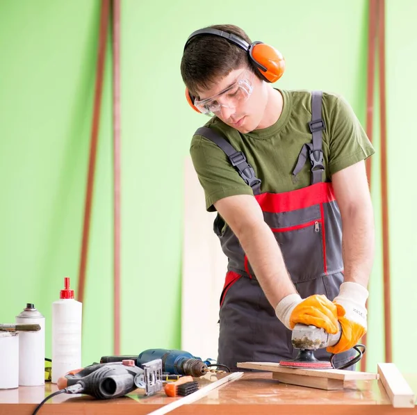 Jeune homme charpentier travaillant en atelier — Photo