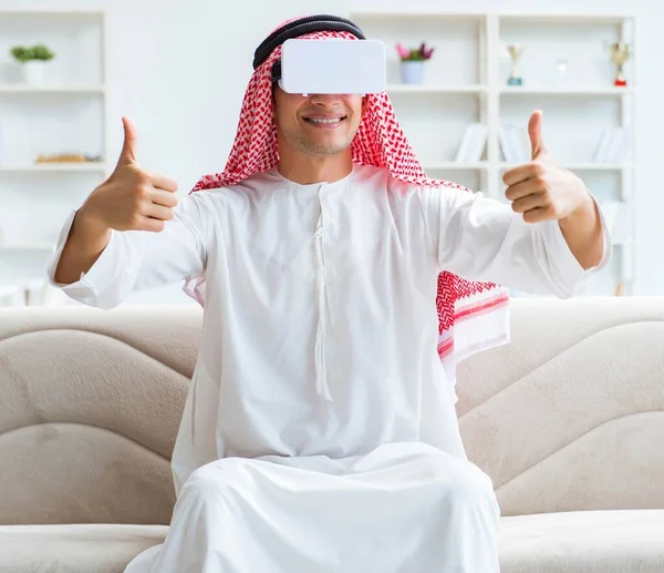 Arab man with virtual reality glasses — Stock Photo, Image