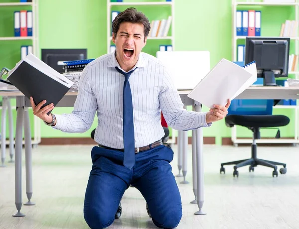 Frustrierter Geschäftsmann durch übermäßige Arbeit gestresst — Stockfoto