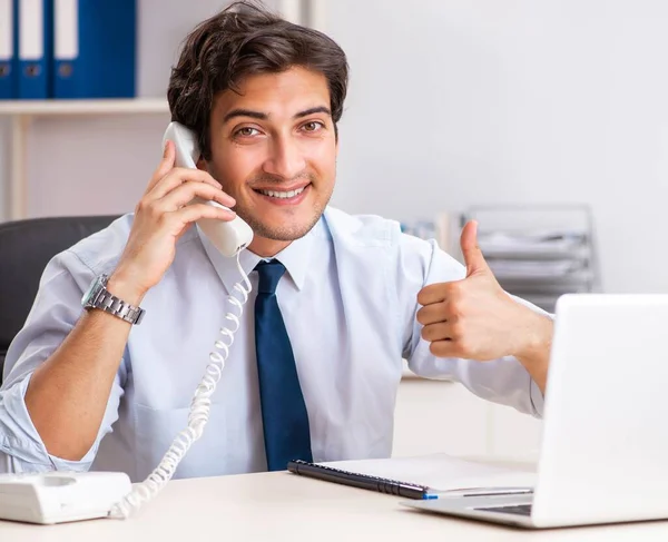 Joven operador de centro de llamadas hablando por teléfono — Foto de Stock