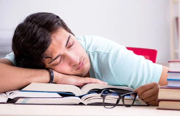 Jeune étudiant beau se préparant pour les examens scolaires — Photo