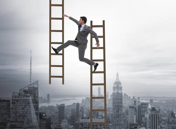 El hombre de negocios escalando escalera de carrera en concepto de negocio —  Fotos de Stock